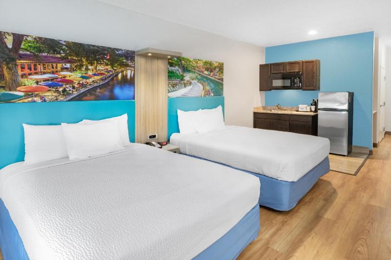 Queen Room with Two Queen Beds - Non-Smoking image 2