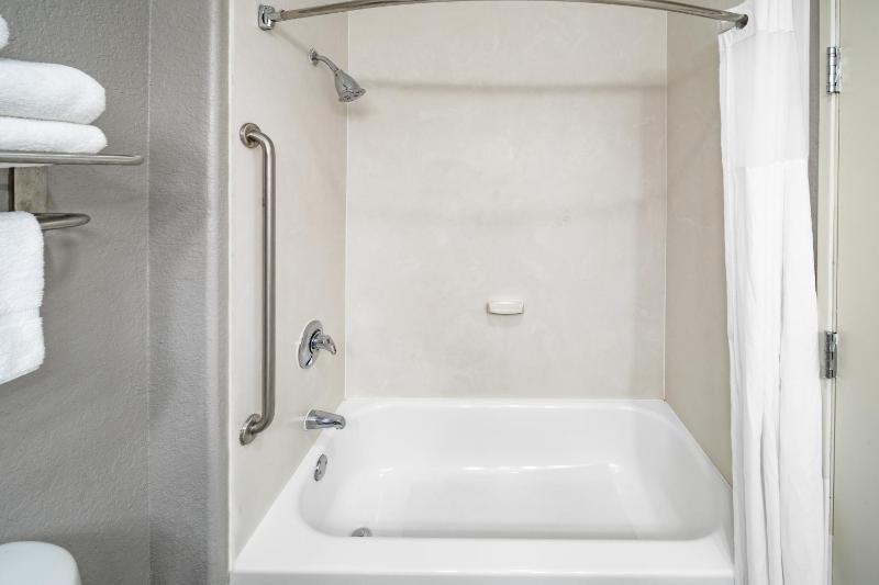 Queen Room with Two Queen Beds - Non-Smoking image 3