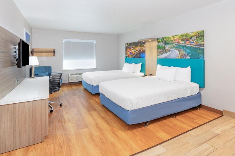 Queen Studio with Two Queen Beds - Mobility Accessible/Non-Smoking image 3