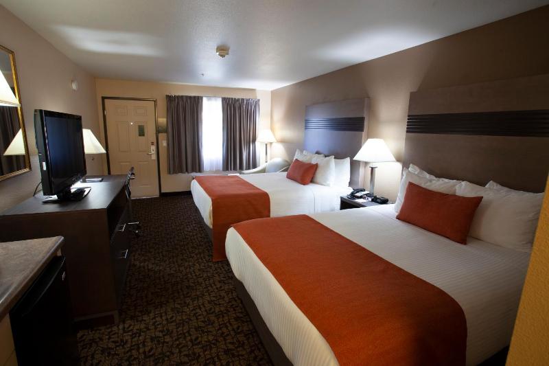 Queen Room with Two Queen Beds - Non-Smoking image 4