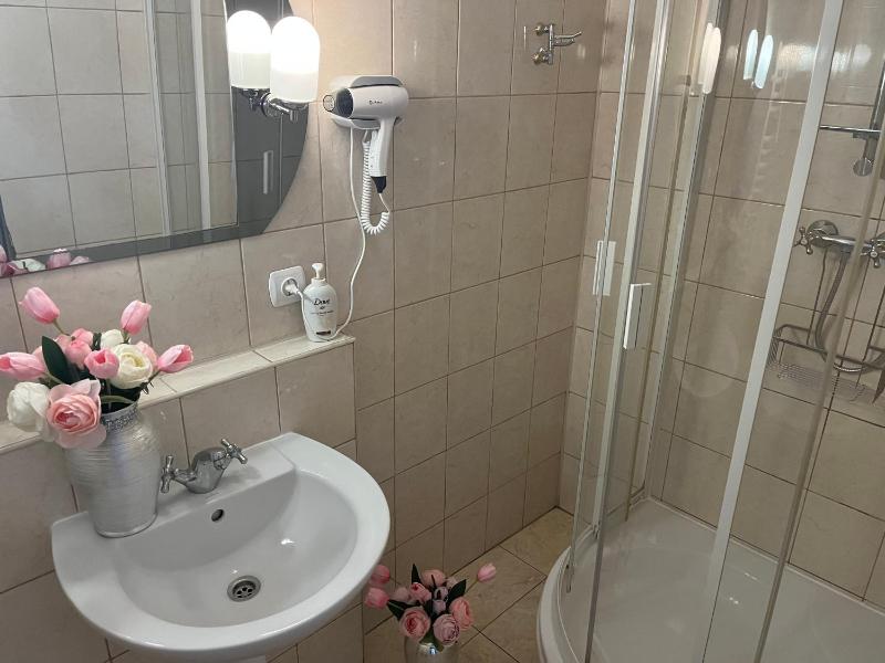 Large Double or Twin Room image 1
