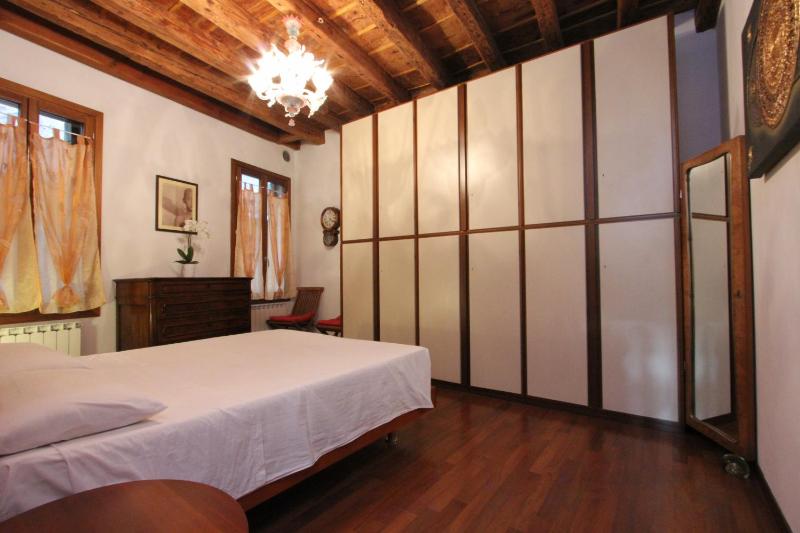 Laura - One-Bedroom Apartment image 4