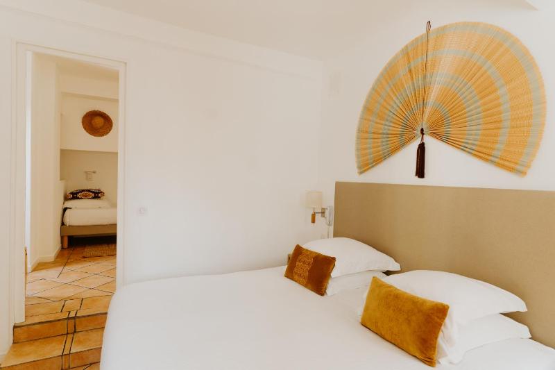 Family Room (2 Adults + 1 Child) image 3