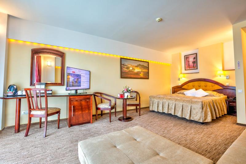 Deluxe Double Room with Extra Bed - 4 stars image 1