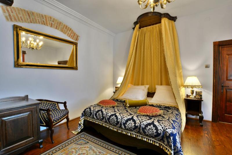 Deluxe Double Room with Canopy image 3
