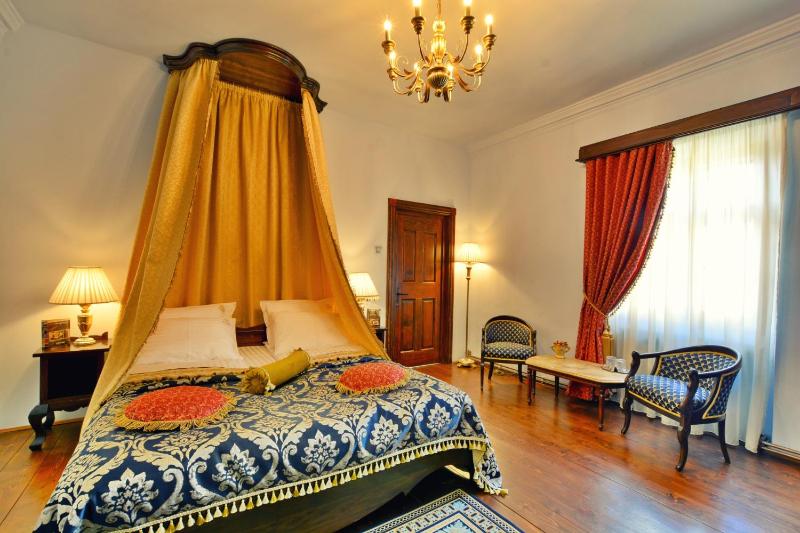 Deluxe Double Room with Canopy image 1