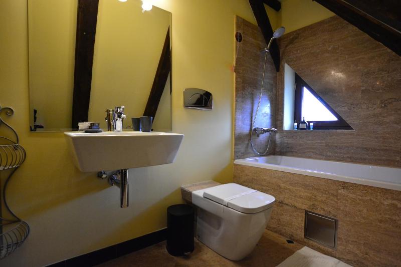 Room with inlays image 4