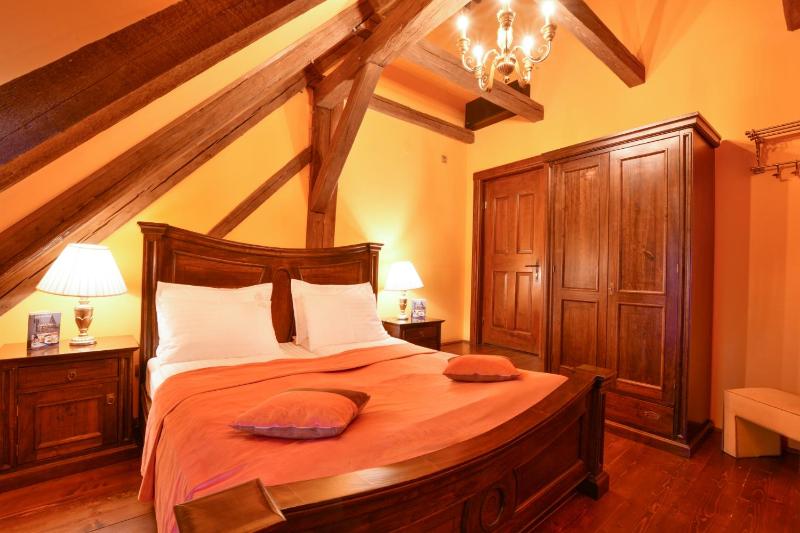 Room with inlays image 1