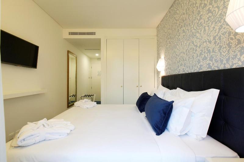 Mini Double or Twin Room with Street View image 2