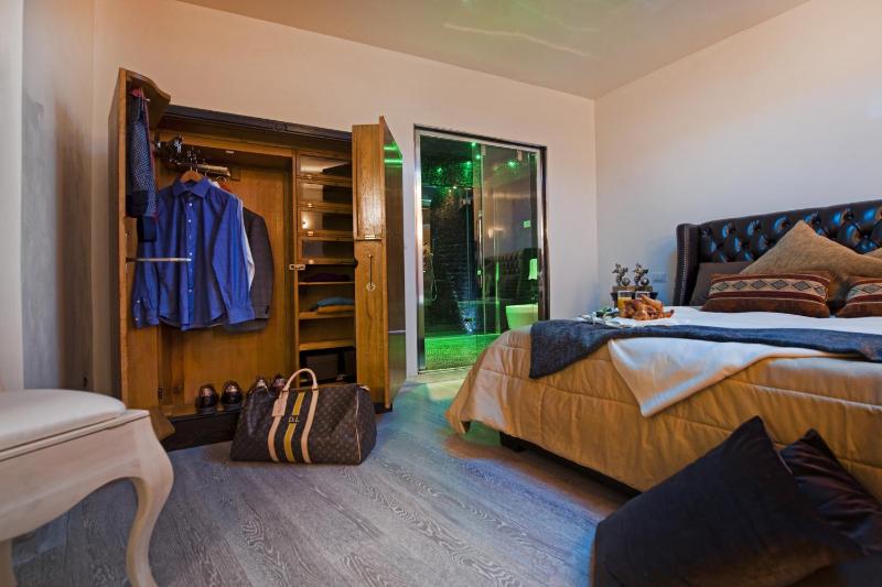 Large Double Room image 2