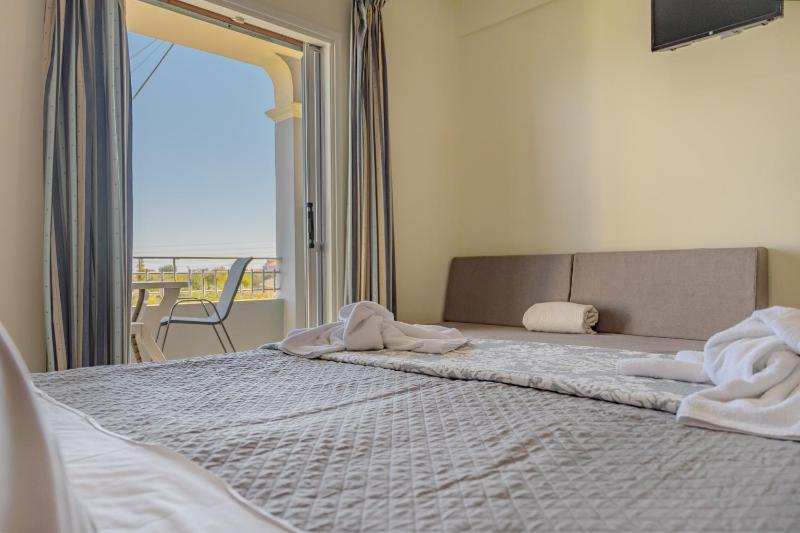 Studio Apartment with Sea View image 4