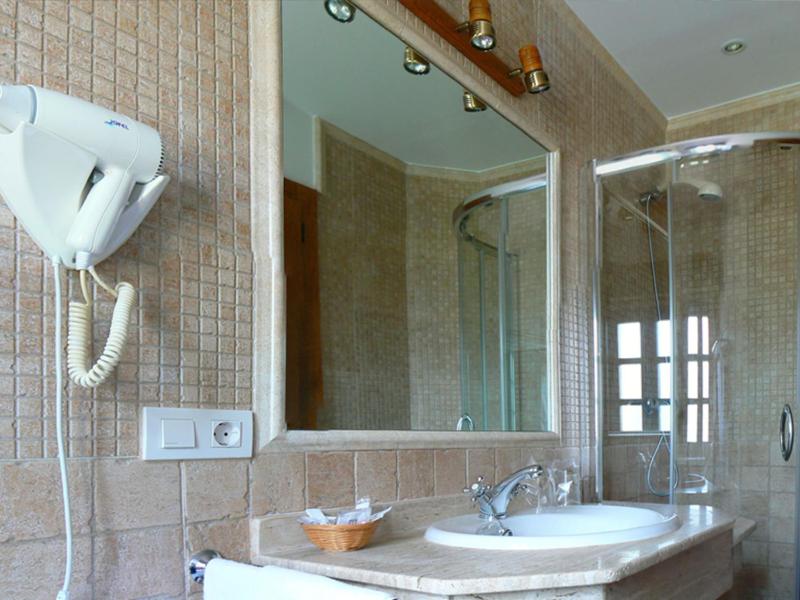 Queen Room image 3