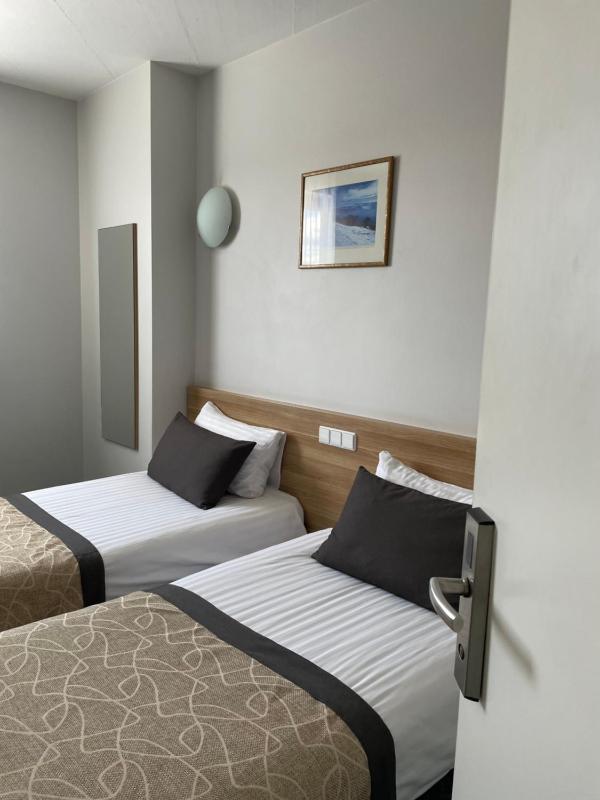 Twin Room image 4