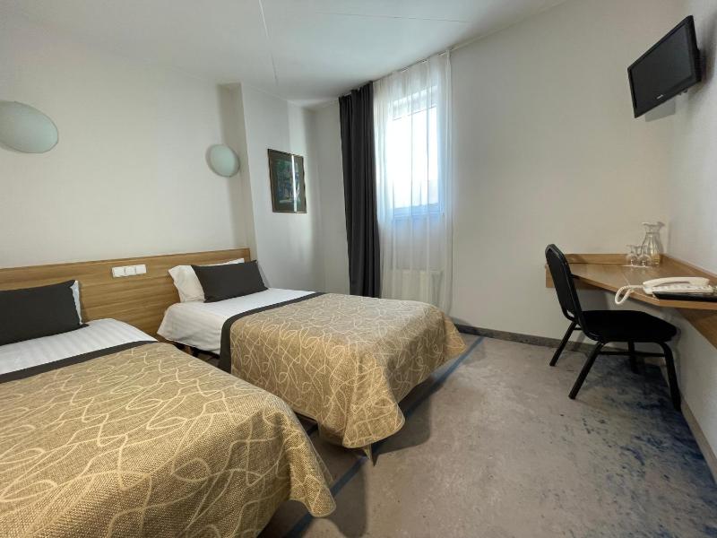 Twin Room image 3