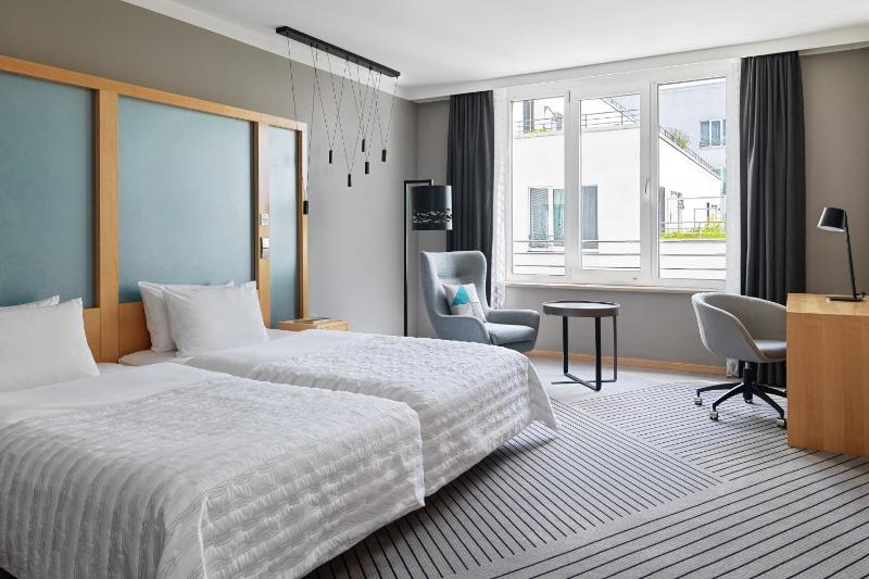 Superior Twin Room image 3