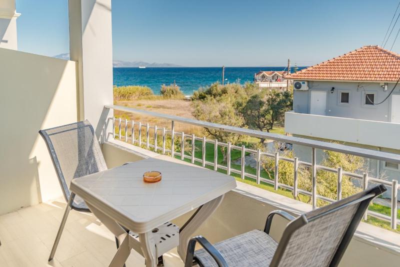 Studio Apartment with Sea View image 1