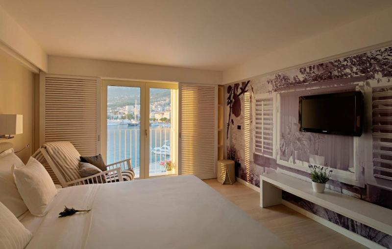Double Room with Sea View image 3