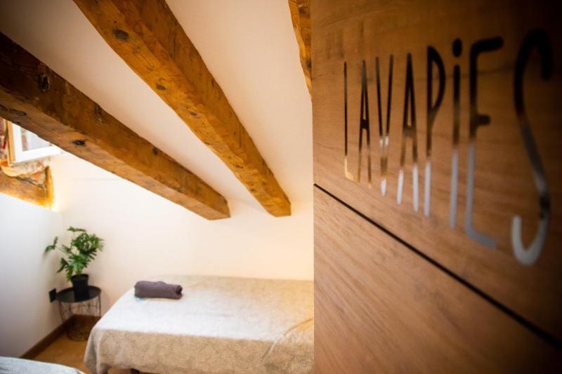 Standard Twin Room with Shared Bathroom image 4