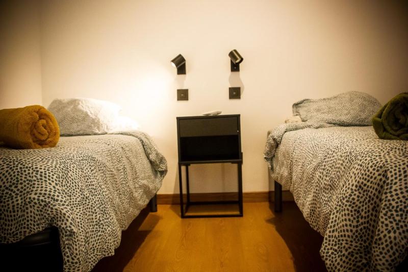 Standard Twin Room with Shared Bathroom image 2