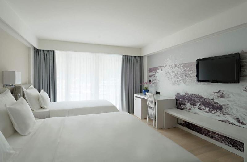 Double Room with Park View image 3
