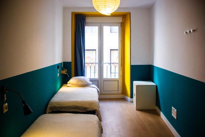 3-bed dormitory room image 3