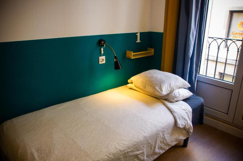 3-bed dormitory room image 4