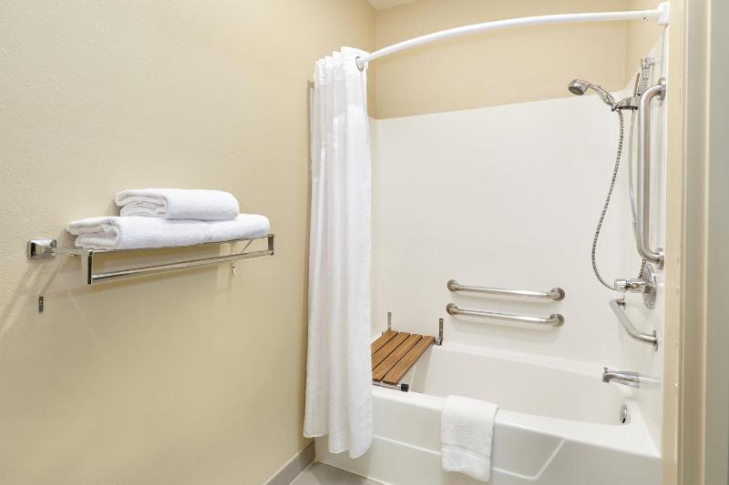 Standard King Room with Mobility Accessible Tub image 2