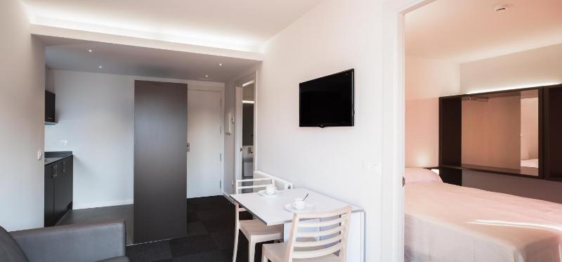 One-Bedroom Apartment with Terrace image 2