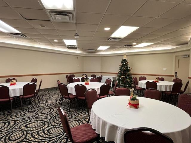 Rosslyn Inn & Suites - image 11