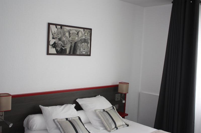 Double Room with Swimming Pool View image 4