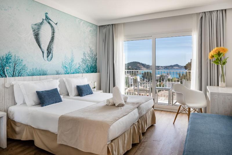 Superior Twin Room with Sea View image 1