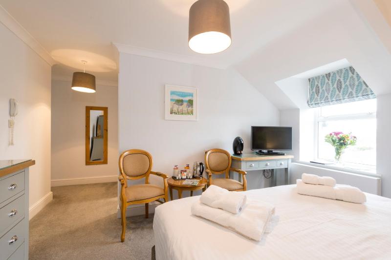 Double Room with Beach View image 4