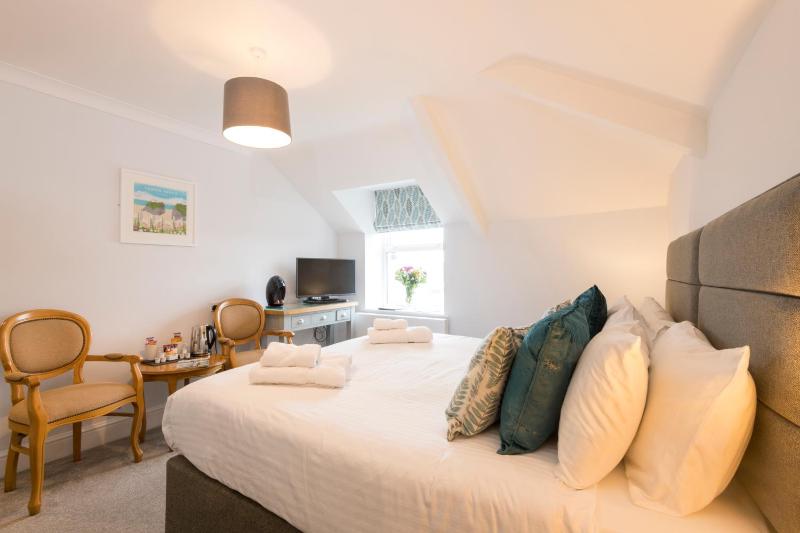 Double Room with Beach View image 3