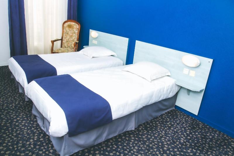 Twin Room image 2