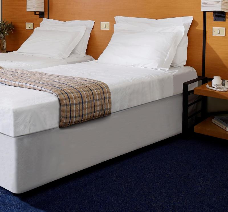 Small Twin Room image 2