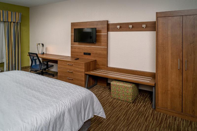 Standard King Room image 3