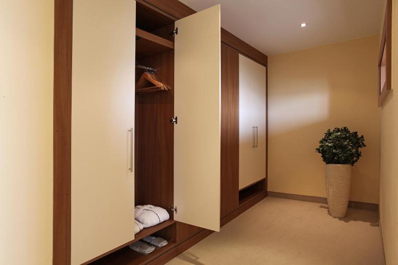Penthouse Suite with Lake View image 4