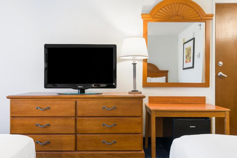 Standard Double Room image 3