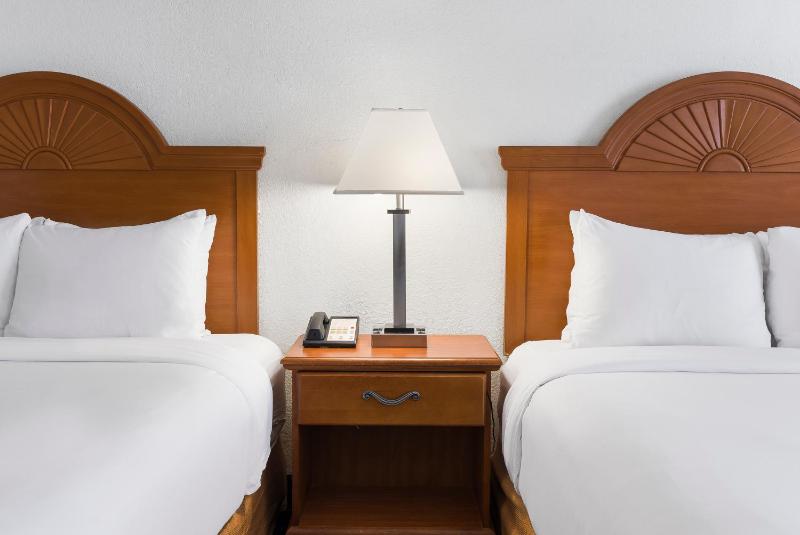 Standard Queen Room image 4
