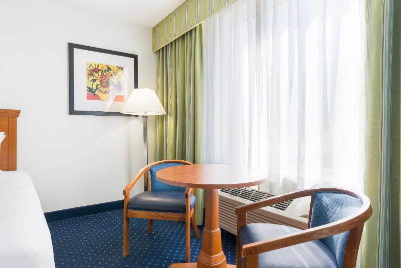 Standard Queen Room image 3
