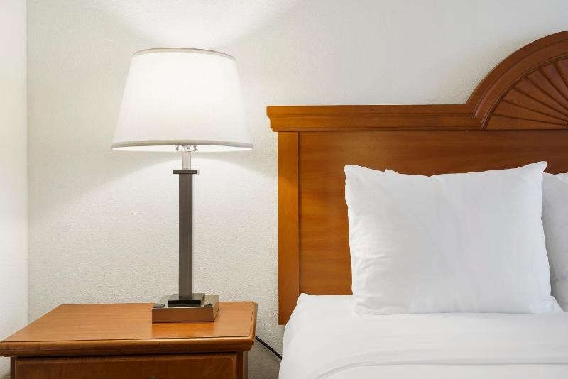 Standard King Room image 3