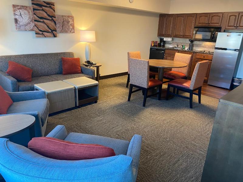 Deluxe One-Bedroom Queen Suite image 2