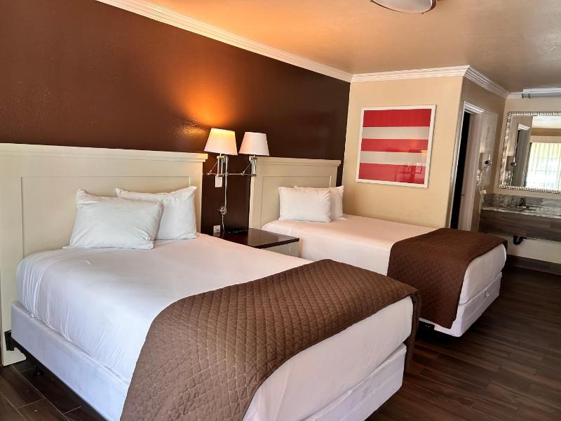 Standard Double Queen Room image 4