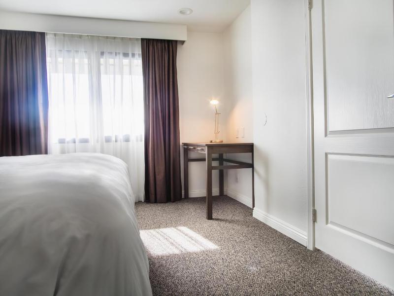 RKV KING ROOM WITH COURTYARD VIEW