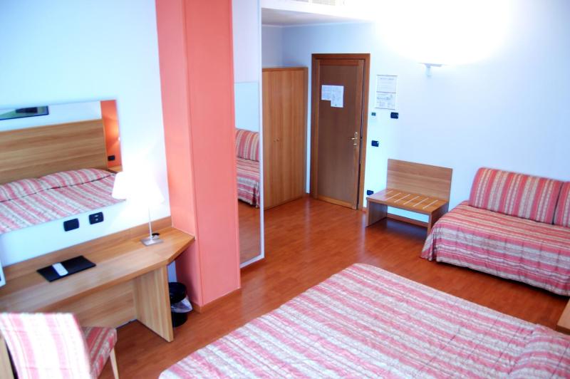 Comfort Triple Room image 4