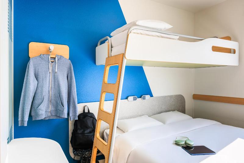 Triple Room with One Double and One Bunk Bed image 2