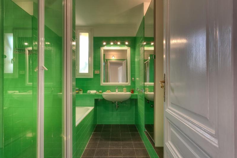 Deluxe Two-Bedroom Penthouse Apartment with Terrace image 3