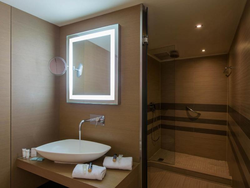 Deluxe Room with Garden View image 4