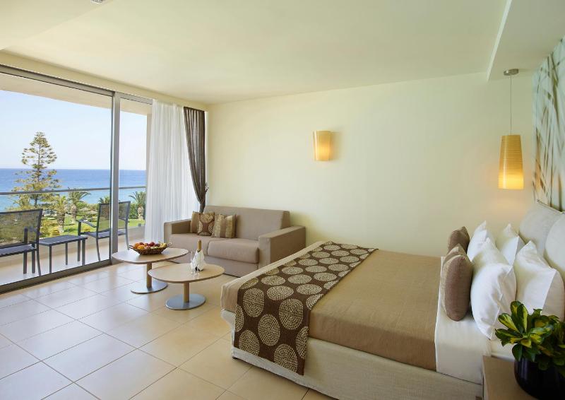 Deluxe Room with Spa Bath and Sea View image 4