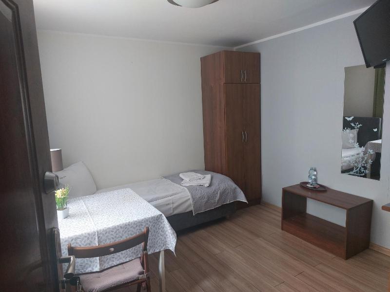 Small Single Room image 3